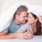 Ein Mann und Frau unter dem Bett