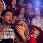 Ein Mann und Frau im Kino und die Frau weg vom Bildschirm suchen