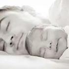 Mann schläft neben Sohn