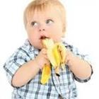 Baby-Banane isst
