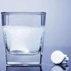 Tasse Wasser mit weißen Tablette Fizz
