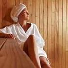 Mädchen in der Sauna tragen Handtuch Kopf