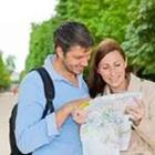 Mann und Frau Blick auf Karte