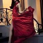 Frau, die eleganten roten Kleid zu Fuß auf Treppe