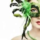 Frau mit grünen Maske mit Federn