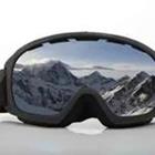 Snowboarding und Skifahren Brille mit Reflektion der Berge