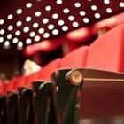 Leere rote Sitze in einem Theater