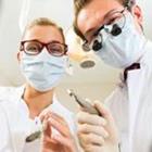 Zwei Menschen mit Zahnarzt utencils