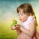 Ein kleines Mädchen, die eine grüne Frosch