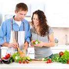 Ein Mann und eine Frau kochen