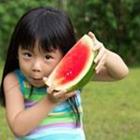 Eine Person, die eine Wassermelone