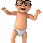 Ein Baby in einer Windel mit Brille