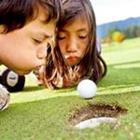 Kinder Blasen auf Golfball