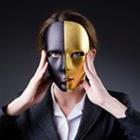 Eine Person trägt eine goldene und schwarze Maske