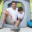 Vater und Sohn im Zelt