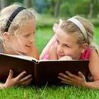 Zwei Mädchen, die ein Buch zu lesen