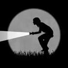 Person mit Taschenlampe in der Nacht