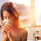 Frau trinkt Glas Kaffee